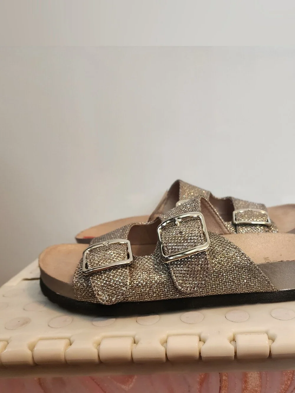 Sz 6 White Mountain Gold Glitter Double Buckle Slide Sandals.